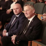 09.11.2022. Kielce. WDK. Premiera filmu „Żeby zdążyć opowiedzieć”. Na zdjęciu (od lewej): Rafał Nowak - wicewojewoda świętokrzyski, Zbigniew Koniusz - wojewoda świętokrzyski, / Fot. Wiktor Taszłow - Radio Kielce