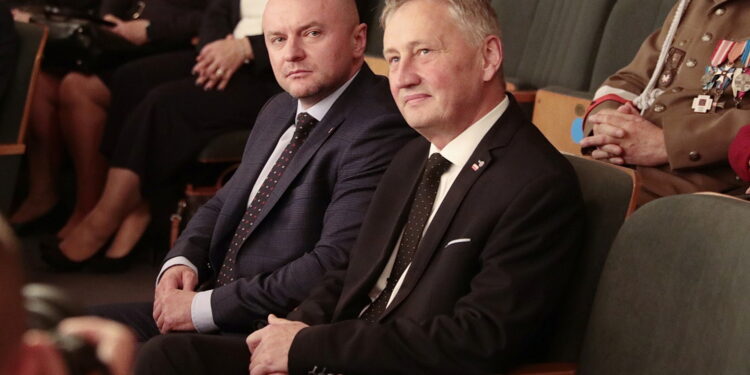 09.11.2022. Kielce. WDK. Premiera filmu „Żeby zdążyć opowiedzieć”. Na zdjęciu (od lewej): Rafał Nowak - wicewojewoda świętokrzyski, Zbigniew Koniusz - wojewoda świętokrzyski, / Fot. Wiktor Taszłow - Radio Kielce