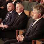 09.11.2022. Kielce. WDK. Premiera filmu „Żeby zdążyć opowiedzieć”. Na zdjęciu (od lewej): Rafał Nowak - wicewojewoda świętokrzyski, Zbigniew Koniusz - wojewoda świętokrzyski, senator Krzysztof Słoń / Fot. Wiktor Taszłow - Radio Kielce