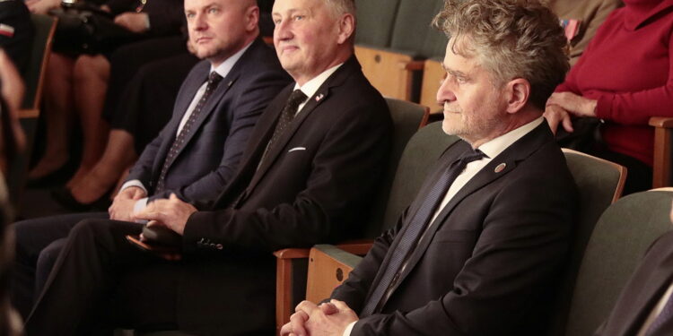 09.11.2022. Kielce. WDK. Premiera filmu „Żeby zdążyć opowiedzieć”. Na zdjęciu (od lewej): Rafał Nowak - wicewojewoda świętokrzyski, Zbigniew Koniusz - wojewoda świętokrzyski, senator Krzysztof Słoń / Fot. Wiktor Taszłow - Radio Kielce