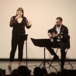 09.11.2022. Kielce. WDK. Premiera filmu „Żeby zdążyć opowiedzieć”. Na zdjęciu: Patrycja Michalska - wokal, Łukasz Znojek - gitara / Fot. Wiktor Taszłow - Radio Kielce