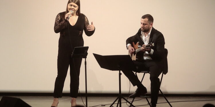 09.11.2022. Kielce. WDK. Premiera filmu „Żeby zdążyć opowiedzieć”. Na zdjęciu: Patrycja Michalska - wokal, Łukasz Znojek - gitara / Fot. Wiktor Taszłow - Radio Kielce