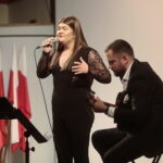 09.11.2022. Kielce. WDK. Premiera filmu „Żeby zdążyć opowiedzieć”. Na zdjęciu: Patrycja Michalska - wokal, Łukasz Znojek - gitara / Fot. Wiktor Taszłow - Radio Kielce