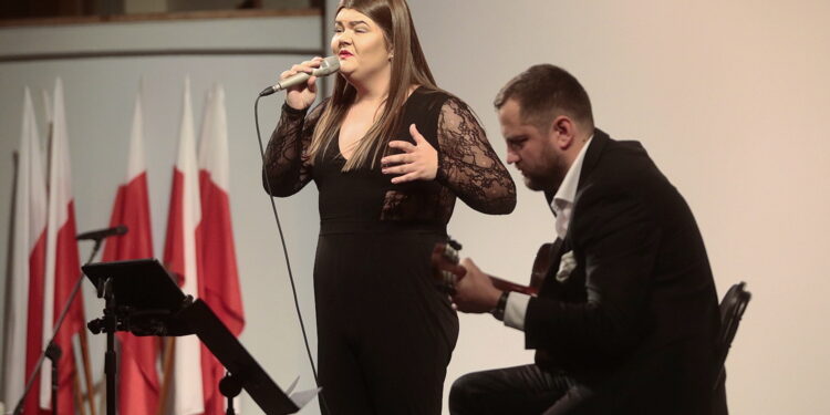 09.11.2022. Kielce. WDK. Premiera filmu „Żeby zdążyć opowiedzieć”. Na zdjęciu: Patrycja Michalska - wokal, Łukasz Znojek - gitara / Fot. Wiktor Taszłow - Radio Kielce