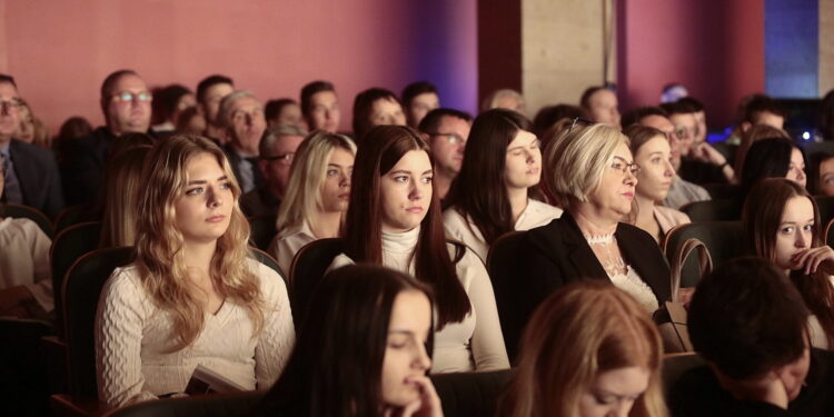09.11.2022. Kielce. WDK. Premiera filmu „Żeby zdążyć opowiedzieć” / Fot. Wiktor Taszłow - Radio Kielce