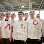 Uczniowie zaśpiewają hymn, by uczcić Święto Niepodległości