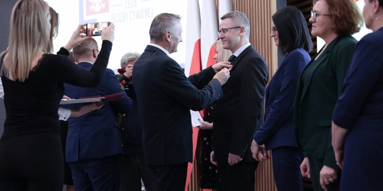 Kielce. Wręczenie medali na 100-lecie służby cywilnej / Fot. Wiktor Taszłow - Radio Kielce