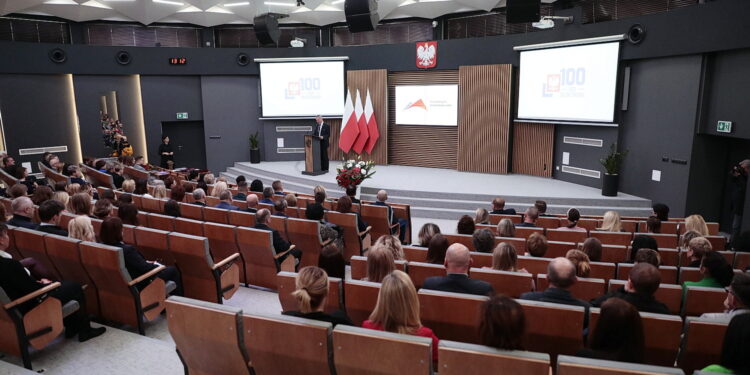 Kielce. Wręczenie medali na 100-lecie służby cywilnej / Fot. Wiktor Taszłow - Radio Kielce