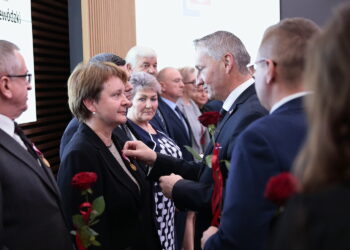 Kielce. Wręczenie medali na 100-lecie służby cywilnej / Fot. Wiktor Taszłow - Radio Kielce