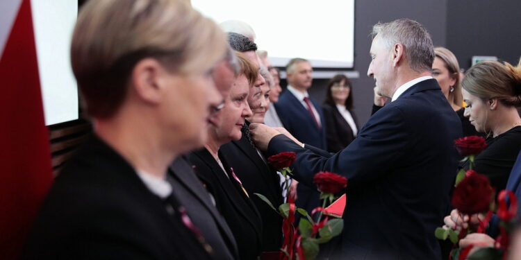 Kielce. Wręczenie medali na 100-lecie służby cywilnej / Fot. Wiktor Taszłow - Radio Kielce