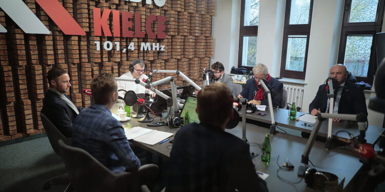 14.11.2022. Kielce. Studio Polityczne Radia Kielce / Fot. Wiktor Taszłow - Radio Kielce