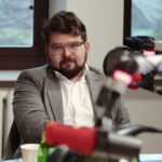 14.11.2022. Kielce. Studio Polityczne Radia Kielce. Na zdjęciu: Filip Strząbała - Nowa Lewica / Fot. Wiktor Taszłow - Radio Kielce
