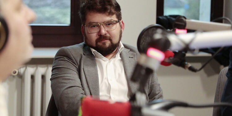 14.11.2022. Kielce. Studio Polityczne Radia Kielce. Na zdjęciu: Filip Strząbała - Nowa Lewica / Fot. Wiktor Taszłow - Radio Kielce