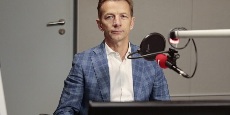 14.11.2022. Kielce. Studio Polityczne Radia Kielce. Na zdjęciu: Rafał Kasprzyk - Polska 2050 / Fot. Wiktor Taszłow - Radio Kielce