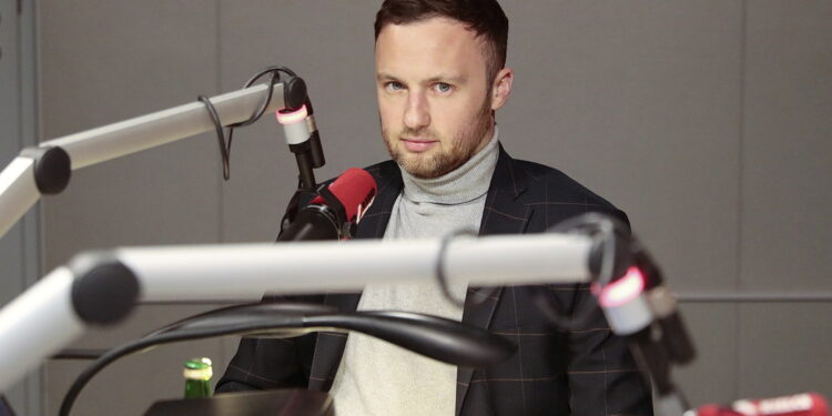 14.11.2022. Kielce. Studio Polityczne Radia Kielce. Na zdjęciu: Michał Piasecki - PO / Fot. Wiktor Taszłow - Radio Kielce