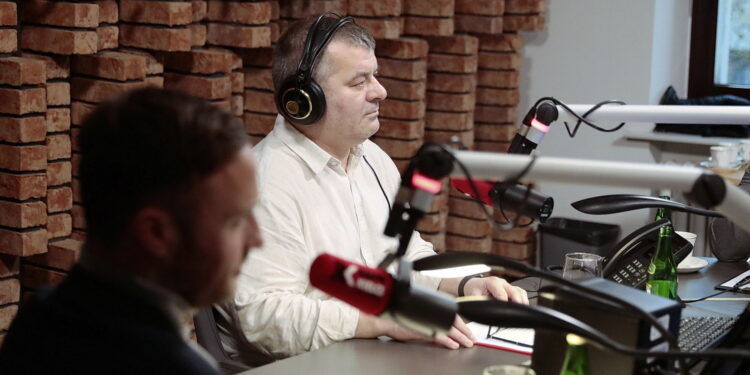 14.11.2022. Kielce. Studio Polityczne Radia Kielce. Na zdjęciu: Radosław Podsiadły – Radio Kielce / Fot. Wiktor Taszłow - Radio Kielce