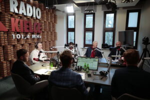 14.11.2022. Kielce. Studio Polityczne Radia Kielce / Fot. Wiktor Taszłow - Radio Kielce