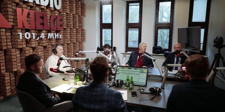 14.11.2022. Kielce. Studio Polityczne Radia Kielce / Fot. Wiktor Taszłow - Radio Kielce