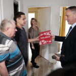 15.11.2022. Kielce. Zbigniew Koniusz, wojewoda świętokrzyski, wręczył repatriantom oficjalne potwierdzenie nadania obywatelstwa / Fot. Wiktor Taszłow - Radio Kielce