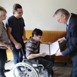 15.11.2022. Kielce. Zbigniew Koniusz, wojewoda świętokrzyski, wręczył repatriantom oficjalne potwierdzenie nadania obywatelstwa / Fot. Wiktor Taszłow - Radio Kielce