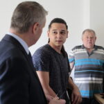 15.11.2022. Kielce. Zbigniew Koniusz, wojewoda świętokrzyski, wręczył repatriantom oficjalne potwierdzenie nadania obywatelstwa / Fot. Wiktor Taszłow - Radio Kielce