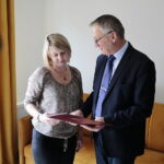 15.11.2022. Kielce. Zbigniew Koniusz, wojewoda świętokrzyski, wręczył repatriantom oficjalne potwierdzenie nadania obywatelstwa / Fot. Wiktor Taszłow - Radio Kielce