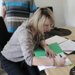 15.11.2022. Kielce. Zbigniew Koniusz, wojewoda świętokrzyski, wręczył repatriantom oficjalne potwierdzenie nadania obywatelstwa / Fot. Wiktor Taszłow - Radio Kielce