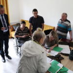 15.11.2022. Kielce. Zbigniew Koniusz, wojewoda świętokrzyski, wręczył repatriantom oficjalne potwierdzenie nadania obywatelstwa / Fot. Wiktor Taszłow - Radio Kielce