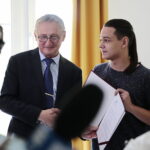 15.11.2022. Kielce. Zbigniew Koniusz, wojewoda świętokrzyski, wręczył repatriantom oficjalne potwierdzenie nadania obywatelstwa / Fot. Wiktor Taszłow - Radio Kielce