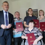 15.11.2022. Kielce. Zbigniew Koniusz, wojewoda świętokrzyski, wręczył repatriantom oficjalne potwierdzenie nadania obywatelstwa / Fot. Wiktor Taszłow - Radio Kielce