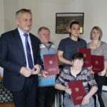 15.11.2022. Kielce. Zbigniew Koniusz, wojewoda świętokrzyski, wręczył repatriantom oficjalne potwierdzenie nadania obywatelstwa / Fot. Wiktor Taszłow - Radio Kielce