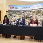 Cięcia w komunikacji miejskiej i wydatkach na piłkarzy. Ratusz pokazuje plan wydatków - Radio Kielce 16.11.2022. Kielce. Konferencja władz miasta. Na zdjęciu (od lewej): Agata Wojda - zastępca prezydenta miasta Kielce, Beata Pawłowska - skarbnik miasta Kielce, Bogdan Wenta - prezydent Kielc, Bożena Szczypiór - zastępca prezydenta miasta Kielce i Marcin Chłodnicki - zastępca prezydenta miasta Kielce / Fot. Wiktor Taszłow - Radio Kielce