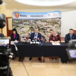 Cięcia w komunikacji miejskiej i wydatkach na piłkarzy. Ratusz pokazuje plan wydatków - Radio Kielce 16.11.2022. Kielce. Konferencja władz miasta. Na zdjęciu (od lewej): Agata Wojda - zastępca prezydenta miasta Kielce, Beata Pawłowska - skarbnik miasta Kielce, Bogdan Wenta - prezydent Kielc, Bożena Szczypiór - zastępca prezydenta miasta Kielce i Marcin Chłodnicki - zastępca prezydenta miasta Kielce / Fot. Wiktor Taszłow - Radio Kielce