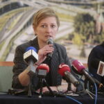 Cięcia w komunikacji miejskiej i wydatkach na piłkarzy. Ratusz pokazuje plan wydatków - Radio Kielce 16.11.2022. Kielce. Konferencja władz miasta. Na zdjęciu (od lewej): Agata Wojda - zastępca prezydenta miasta Kielce i Marzena Bzymek - skarbnik miasta Kielce / Fot. Wiktor Taszłow - Radio Kielce