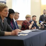 Cięcia w komunikacji miejskiej i wydatkach na piłkarzy. Ratusz pokazuje plan wydatków - Radio Kielce 16.11.2022. Kielce. Konferencja władz miasta. Na zdjęciu (od lewej): Agata Wojda - zastępca prezydenta miasta Kielce, Marzena Bzymek - skarbnik miasta Kielce, Bogdan Wenta - prezydent Kielc, Bożena Szczypiór - zastępca prezydenta miasta Kielce, Marcin Chłodnicki - zastępca prezydenta miasta Kielce i Marcin Januchta - rzecznik prezydenta Kielc / Fot. Wiktor Taszłow - Radio Kielce