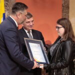 18.11.2022. Kielce. WDK. Gala Talenty Świętokrzyskie. Na zdjęciu (od lewej): Andrzej Pruś - przewodniczący sejmiku województwa świętokrzyskiego, Tomasz Jamka - członek zarządu województwa świętokrzyskiego, Iga Dziekan / Fot. Wiktor Taszłow – Radio Kielce