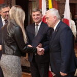 18.11.2022. Kielce. WDK. Gala Talenty Świętokrzyskie. Na zdjęciu (od lewej): Tomasz Jamka - członek zarządu województwa świętokrzyskiego, Julia Iwan, Andrzej Pruś - przewodniczący sejmiku województwa świętokrzyskiego, Andrzej Bętkowski - marszałek województwa świętokrzyskiego / Fot. Wiktor Taszłow – Radio Kielce