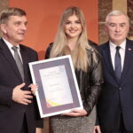 18.11.2022. Kielce. WDK. Gala Talenty Świętokrzyskie. Na zdjęciu (od lewej): Andrzej Pruś - przewodniczący sejmiku województwa świętokrzyskiego, Julia Iwan, Andrzej Bętkowski - marszałek województwa świętokrzyskiego / Fot. Wiktor Taszłow – Radio Kielce