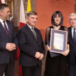 18.11.2022. Kielce. WDK. Gala Talenty Świętokrzyskie. Na zdjęciu (od lewej): Tomasz Jamka - członek zarządu województwa świętokrzyskiego, Andrzej Pruś - przewodniczący sejmiku województwa świętokrzyskiego, Julia Jabłońska, Andrzej Bętkowski - marszałek województwa świętokrzyskiego / Fot. Wiktor Taszłow – Radio Kielce