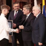 18.11.2022. Kielce. WDK. Gala Talenty Świętokrzyskie. Na zdjęciu (od lewej): Jakub Kosowicz, Tomasz Jamka - członek zarządu województwa świętokrzyskiego, Andrzej Pruś - przewodniczący sejmiku województwa świętokrzyskiego, Andrzej Bętkowski - marszałek województwa świętokrzyskiego / Fot. Wiktor Taszłow – Radio Kielce