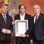 18.11.2022. Kielce. WDK. Gala Talenty Świętokrzyskie. Na zdjęciu (od lewej): Andrzej Pruś - przewodniczący sejmiku województwa świętokrzyskiego, Kamil Kumor, Andrzej Bętkowski - marszałek województwa świętokrzyskiego / Fot. Wiktor Taszłow – Radio Kielce