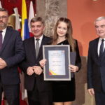 18.11.2022. Kielce. WDK. Gala Talenty Świętokrzyskie. Na zdjęciu (od lewej): Tomasz Jamka - członek zarządu województwa świętokrzyskiego, Andrzej Pruś - przewodniczący sejmiku województwa świętokrzyskiego, Maria Szymczyk, Andrzej Bętkowski - marszałek województwa świętokrzyskiego / Fot. Wiktor Taszłow – Radio Kielce