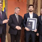 18.11.2022. Kielce. WDK. Gala Talenty Świętokrzyskie. Na zdjęciu (od lewej): Tomasz Jamka - członek zarządu województwa świętokrzyskiego, Andrzej Pruś - przewodniczący sejmiku województwa świętokrzyskiego, Michał Brzdęk, Andrzej Bętkowski - marszałek województwa świętokrzyskiego / Fot. Wiktor Taszłow – Radio Kielce