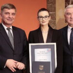 18.11.2022. Kielce. WDK. Gala Talenty Świętokrzyskie. Na zdjęciu (od lewej): Andrzej Pruś - przewodniczący sejmiku województwa świętokrzyskiego, Alicja Forma, Andrzej Bętkowski - marszałek województwa świętokrzyskiego / Fot. Wiktor Taszłow – Radio Kielce