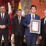 18.11.2022. Kielce. WDK. Gala Talenty Świętokrzyskie. Na zdjęciu (od lewej): Tomasz Jamka - członek zarządu województwa świętokrzyskiego, Andrzej Pruś - przewodniczący sejmiku województwa świętokrzyskiego, Michał Hudobski, Andrzej Bętkowski - marszałek województwa świętokrzyskiego / Fot. Wiktor Taszłow – Radio Kielce