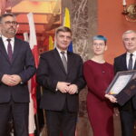 18.11.2022. Kielce. WDK. Gala Talenty Świętokrzyskie. Na zdjęciu (od lewej): Tomasz Jamka - członek zarządu województwa świętokrzyskiego, Andrzej Pruś - przewodniczący sejmiku województwa świętokrzyskiego, Katarzyna Łyżwa, Andrzej Bętkowski - marszałek województwa świętokrzyskiego / Fot. Wiktor Taszłow – Radio Kielce