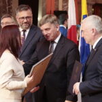 18.11.2022. Kielce. WDK. Gala Talenty Świętokrzyskie. Na zdjęciu (od lewej): Natalia Murdz, Tomasz Jamka - członek zarządu województwa świętokrzyskiego, Andrzej Pruś - przewodniczący sejmiku województwa świętokrzyskiego, Andrzej Bętkowski - marszałek województwa świętokrzyskiego / Fot. Wiktor Taszłow – Radio Kielce