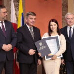 18.11.2022. Kielce. WDK. Gala Talenty Świętokrzyskie. Na zdjęciu (od lewej): Andrzej Pruś - przewodniczący sejmiku województwa świętokrzyskiego, Tomasz Jamka - członek zarządu województwa świętokrzyskiego, Gabriela Kwiecień, Andrzej Bętkowski - marszałek województwa świętokrzyskiego / Fot. Wiktor Taszłow – Radio Kielce