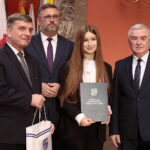 18.11.2022. Kielce. WDK. Gala Talenty Świętokrzyskie. Na zdjęciu (od lewej): Andrzej Pruś - przewodniczący sejmiku województwa świętokrzyskiego, Tomasz Jamka - członek zarządu województwa świętokrzyskiego, Gabriela Kwiecień, Andrzej Bętkowski - marszałek województwa świętokrzyskiego / Fot. Wiktor Taszłow – Radio Kielce