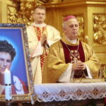 19.11.2022. Kielce. Światowy Dzień Młodzieży w wymiarze diecezjalnym. Przy ołtarzu biskup Jan Piotrowski. / Fot. Wiktor Taszłow - Radio Kielce